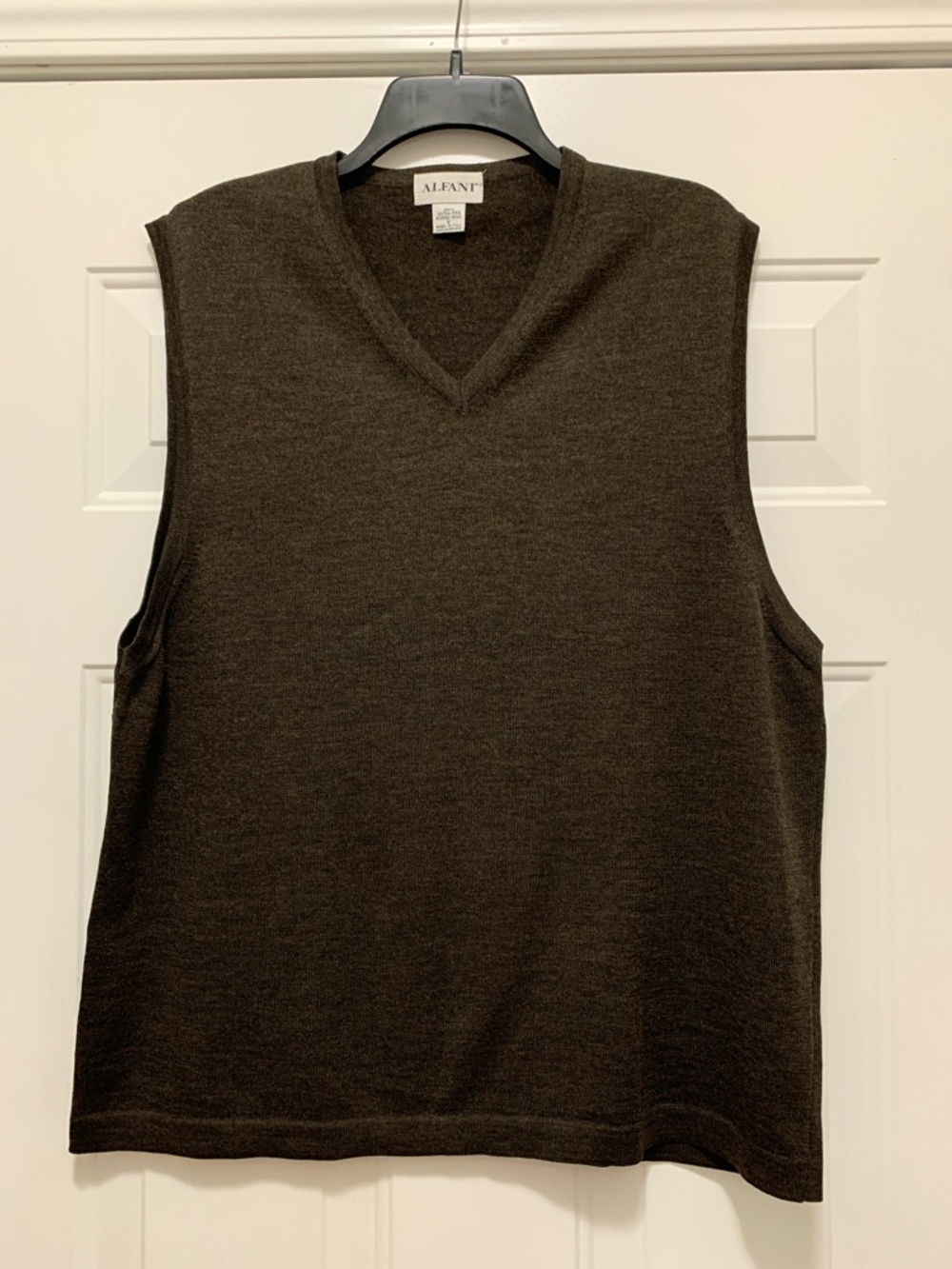3/$15 Alfani 100% Merino Wool Men's Dark Brown V-Neck Sweater Vest Size Large